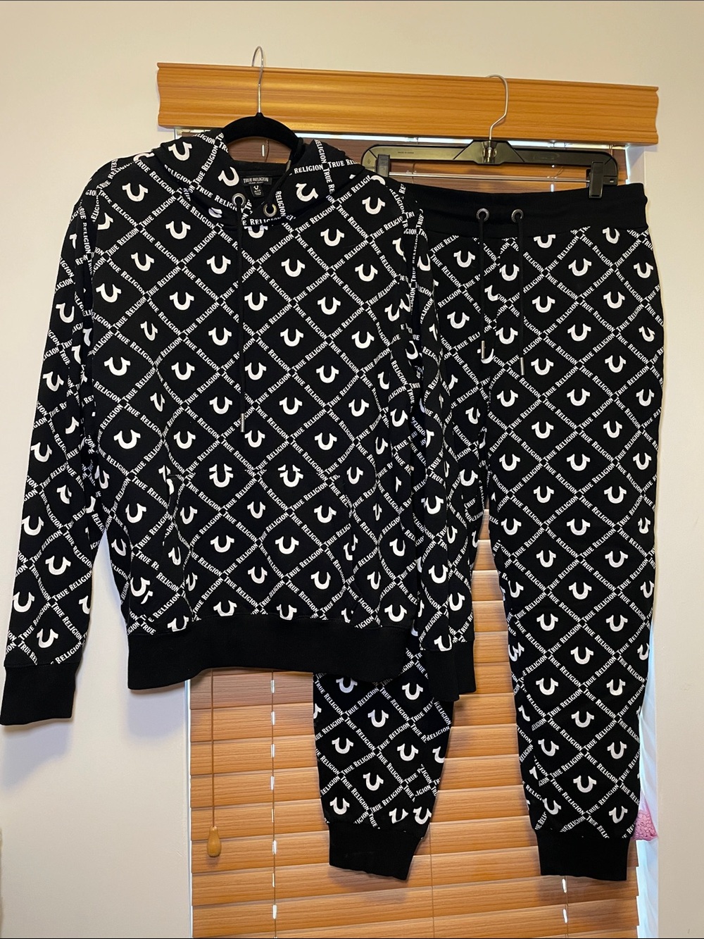 True Religion Black & White Logo Print Men’s Set - Picture 1 of 10